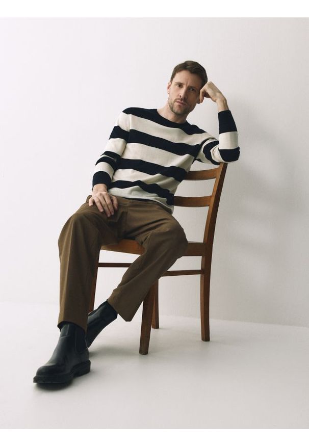 Reserved - Sweter z wełny merino - granatowy. Kolor: niebieski. Materiał: wełna