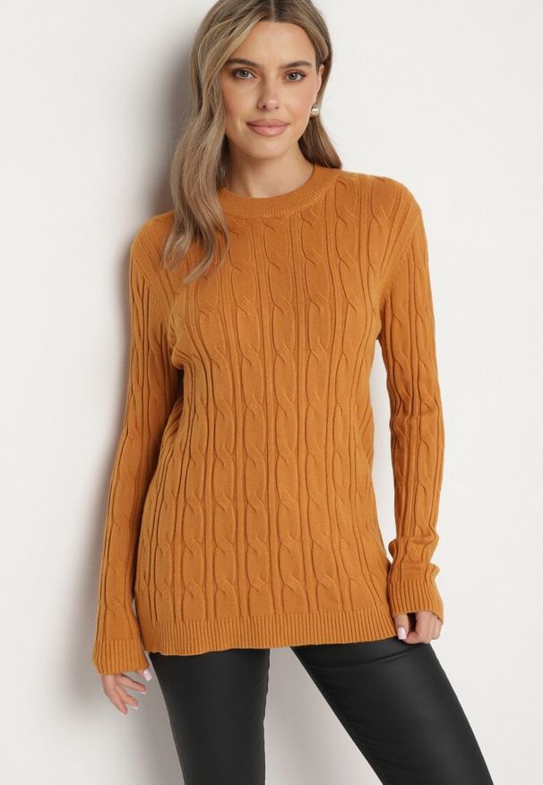 Born2be - Jasnobrązowy Sweter z Wiskozą i Ozdobnym Splotem Savria. Okazja: na co dzień. Kolor: brązowy. Materiał: wiskoza. Wzór: ze splotem. Styl: klasyczny, casual