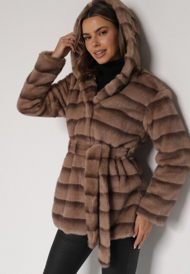 Born2be - Jasnobrązowa Futrzana Kurtka z Nieodpinanym Kapturem i Paskiem Zetova. Okazja: na co dzień. Kolor: brązowy. Materiał: futro. Styl: elegancki, klasyczny, casual
