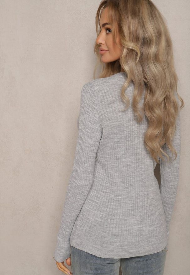 Renee - Szary Prążkowany Sweter z Dekoltem V Deriary. Okazja: na co dzień. Typ kołnierza: dekolt w kształcie V. Kolor: szary. Materiał: prążkowany. Długość rękawa: długi rękaw. Długość: długie. Styl: casual, elegancki