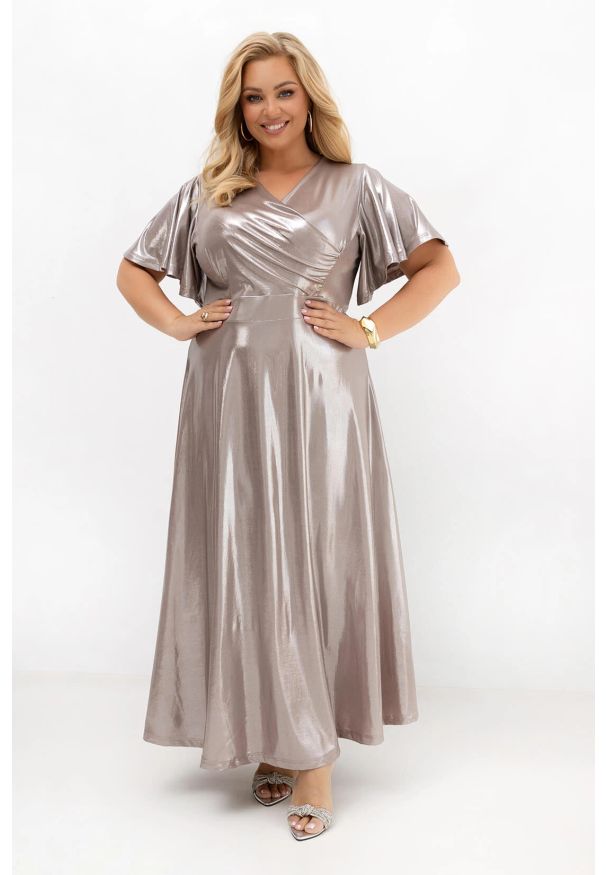 Moda Size Plus Iwanek - Sukienka maxi kopertowa Silver Glam z połyskiem na wesele, bal i eleganckie przyjęcia PLUS SIZE OVERSIZE LATO. Okazja: na wesele, na imprezę, na ślub cywilny. Typ kołnierza: dekolt kopertowy. Kolekcja: plus size. Materiał: poliester, tkanina, elastan, materiał. Sezon: lato. Typ sukienki: oversize, dla puszystych, kopertowe. Styl: elegancki. Długość: maxi