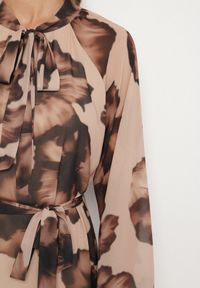 Born2be - Ciemnobeżowa Pudełkowa Sukienka w Kwiaty z Paskiem Nifle. Okazja: na co dzień. Kolor: beżowy. Materiał: skóra. Wzór: kwiaty. Styl: casual, elegancki #3