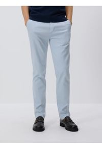Reserved - Bawełniane spodnie chino slim - jasnoniebieski. Kolor: niebieski. Materiał: bawełna