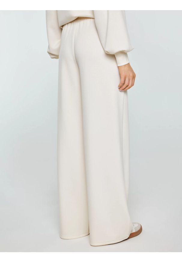 Big-Star - Spodnie damskie dresowe z szeroką nogawką kremowe Lunarap 102. Kolor: kremowy. Materiał: dresówka. Styl: elegancki