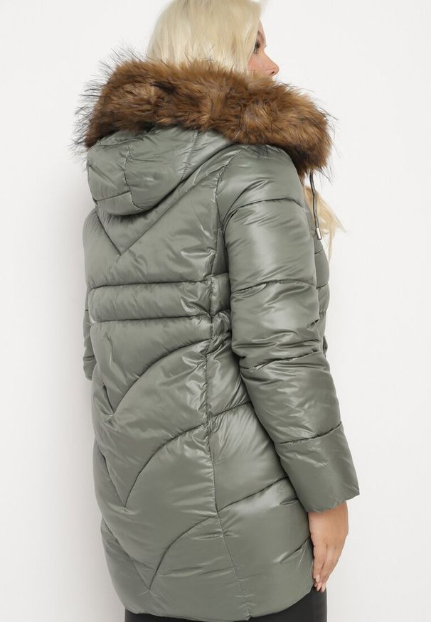 Born2be - Zielona Kurtka z Eleganckim Pikowaniem z Kapturem z Futerkiem Zemiella. Okazja: na co dzień, na spacer. Typ kołnierza: kaptur. Kolekcja: plus size. Kolor: zielony. Materiał: futro. Długość rękawa: długi rękaw. Długość: długie. Styl: elegancki