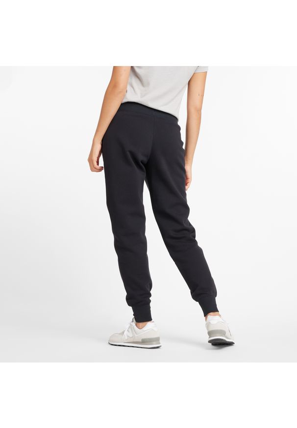 Spodnie damskie New Balance WP43805BK – czarne. Stan: podwyższony. Kolor: czarny. Materiał: bawełna, dresówka, poliester