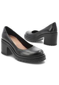 Półbuty damskie Armodo, na klocku ze skóry licowej z okrągłym noskiem i wsuwane, czarne, 20194-S. Okazja: na co dzień, do pracy. Nosek buta: okrągły. Zapięcie: bez zapięcia. Kolor: czarny. Materiał: skóra. Obcas: na obcasie. Styl: casual, klasyczny. Wysokość obcasa: średni #6