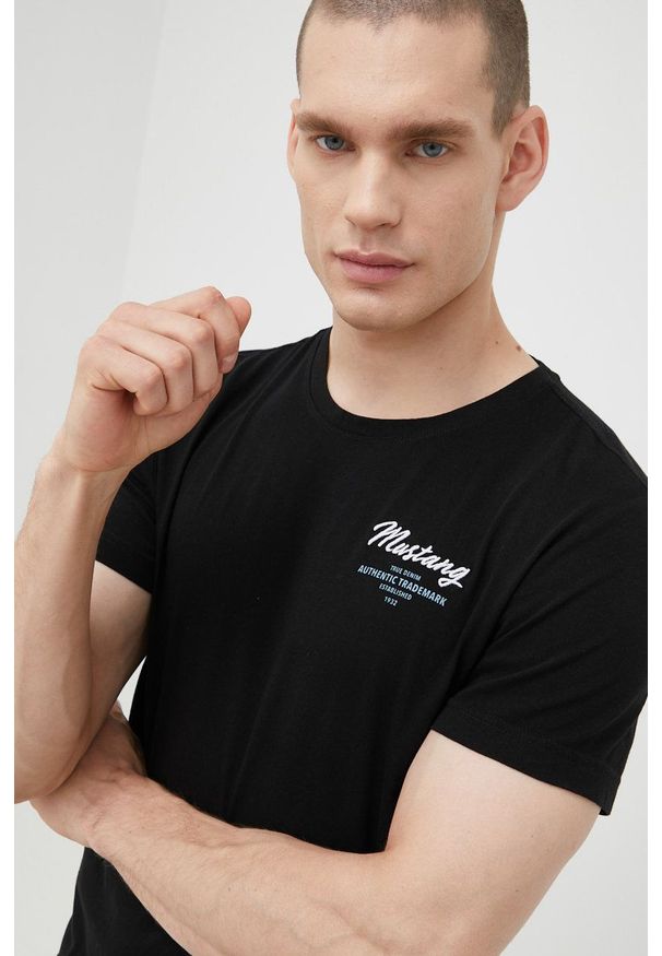 Mustang t-shirt bawełniany kolor czarny z aplikacją. Kolor: czarny. Materiał: bawełna. Wzór: aplikacja