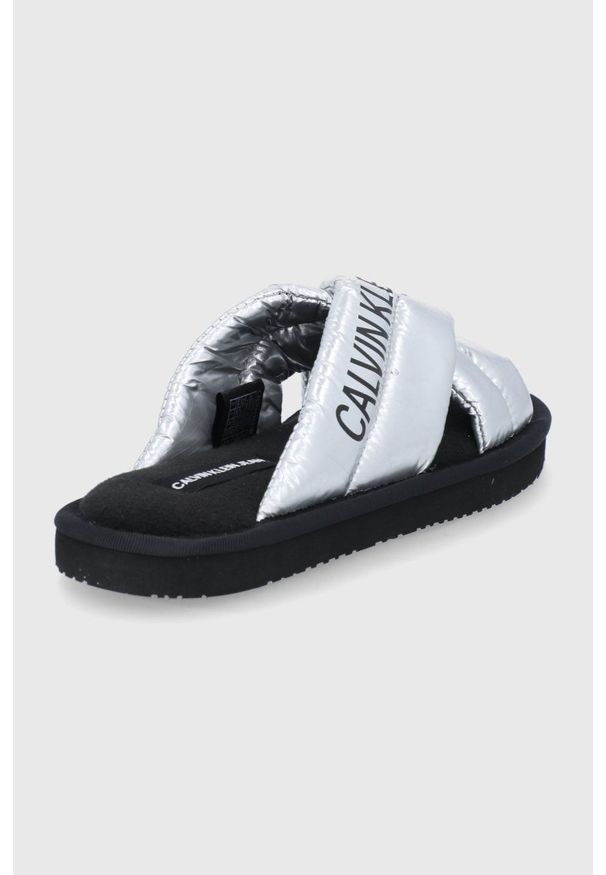Calvin Klein Jeans Kapcie kolor srebrny. Nosek buta: okrągły. Kolor: srebrny. Materiał: materiał, guma. Wzór: gładki