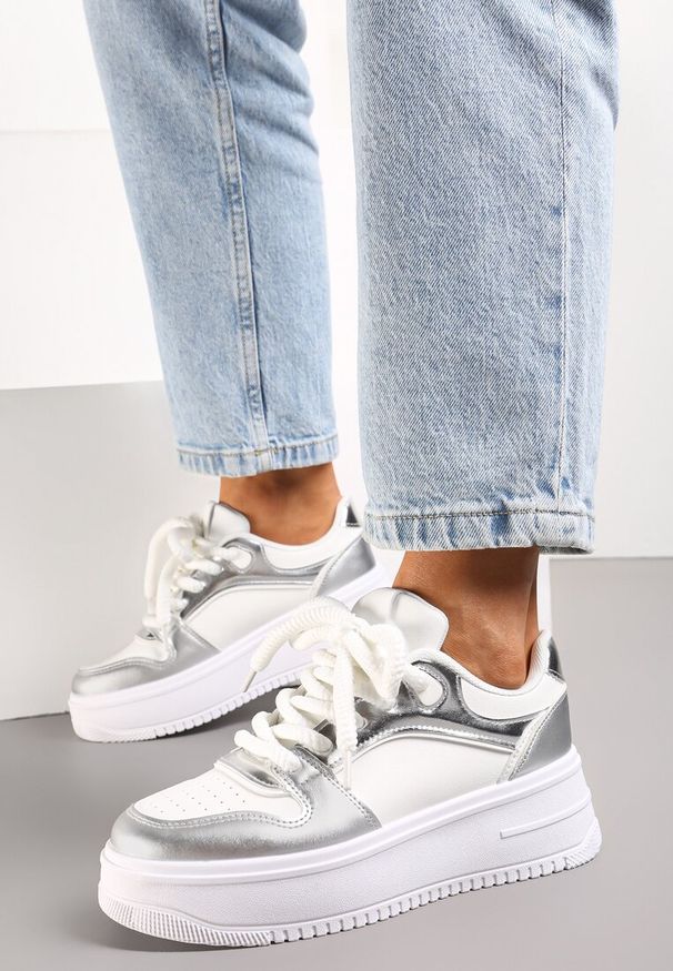 Renee - Biało-Srebrne Sneakersy z Cholewką z Licznymi Wstawkami na Grubej Podeszwie Lenarise. Okazja: na co dzień. Kolor: biały. Materiał: dresówka, jeans. Szerokość cholewki: normalna