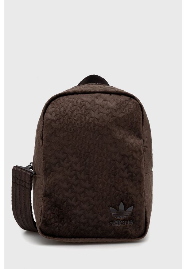 adidas Originals plecak damski kolor brązowy mały gładki. Kolor: brązowy. Materiał: włókno, materiał. Wzór: gładki