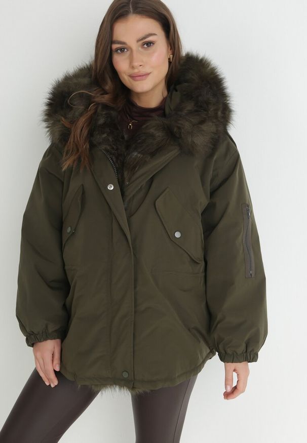 Born2be - Ciemnozielona Kurtka Parka Oversize z Futerkiem Mitto. Kolor: zielony. Materiał: futro. Długość rękawa: długi rękaw. Długość: długie. Sezon: zima, jesień. Styl: klasyczny, elegancki