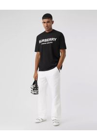 Burberry - BURBERRY - Czarna koszulka z logo. Kolor: czarny. Materiał: jeans, bawełna, elastan, prążkowany. Wzór: napisy, nadruk. Styl: klasyczny, sportowy #5