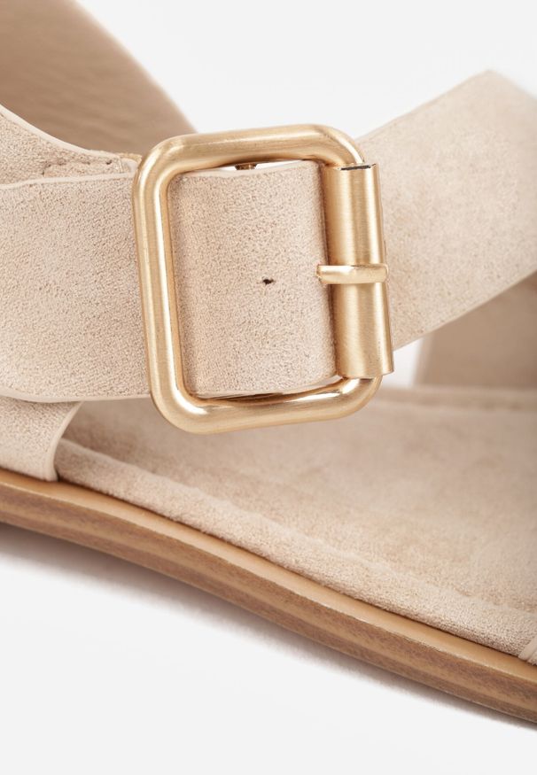 Born2be - Beżowe Płaskie Sandały z Asymetrycznym Paskiem i Dużą Klamrą Zellova. Okazja: na co dzień. Zapięcie: klamry. Kolor: beżowy. Materiał: zamsz, koronka. Styl: casual, elegancki