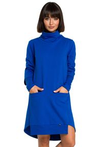 BE - Trapezowa sukienka dresowa z golfem i długim rękawem niebieskim. Typ kołnierza: golf. Kolor: niebieski. Materiał: dresówka. Długość rękawa: długi rękaw. Typ sukienki: trapezowe. Długość: midi