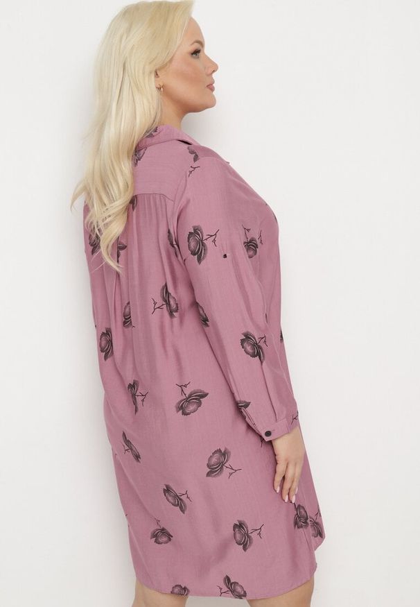 Born2be - Ciemnoróżowa Koszulowa Sukienka z Guzikami i Regulowanymi Rękawami Xatella. Kolekcja: plus size. Kolor: różowy. Wzór: kwiaty. Typ sukienki: koszulowe