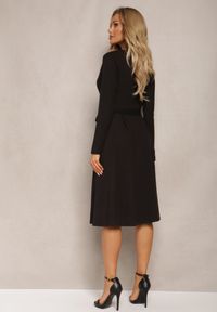 Renee - Czarna Sukienka Phlorinis. Kolor: czarny. Materiał: materiał. Długość rękawa: długi rękaw. Typ sukienki: kopertowe, dopasowane. Długość: midi