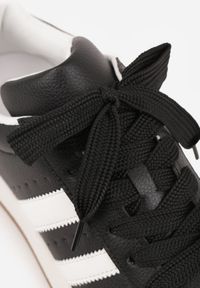 Renee - Czarne Sneakersy w Stylu Kultowych Tenisówek z Ozdobnymi Paskami Marazea. Okazja: na co dzień. Zapięcie: pasek. Kolor: czarny. Materiał: skóra, jeans. Wzór: aplikacja #6