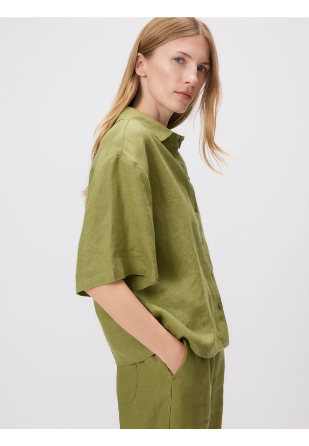 Reserved - Lniana koszula z krótkimi rękawami - zielony. Kolor: zielony. Materiał: len. Długość rękawa: krótki rękaw. Długość: krótkie