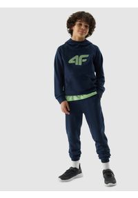 4F JUNIOR - Spodnie dresowe joggery chłopięce - granatowe. Okazja: na co dzień. Kolor: niebieski. Materiał: dresówka. Wzór: ze splotem, gładki. Styl: casual, sportowy