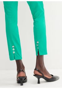 bonprix - Wygodne spodnie ze stretchem z bawełny. Kolor: zielony. Materiał: bawełna #2