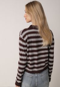 Born2be - Brązowy Sweter w Paski z Kołnierzykiem z Wiskozą Minkalia. Okazja: na co dzień. Kolor: brązowy. Materiał: wiskoza. Wzór: paski. Styl: casual, klasyczny #4