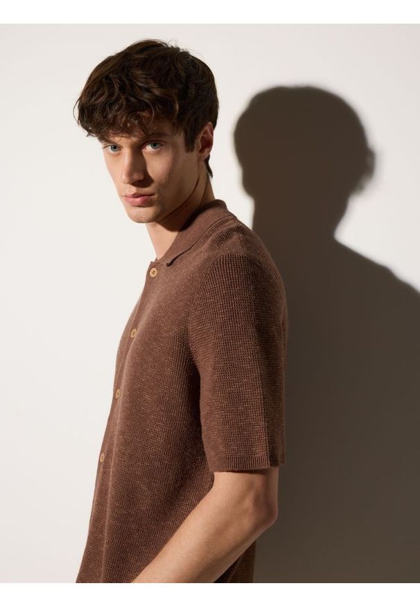 Reserved - Sweter z dodatkiem lnu - brązowy. Kolor: brązowy. Materiał: len