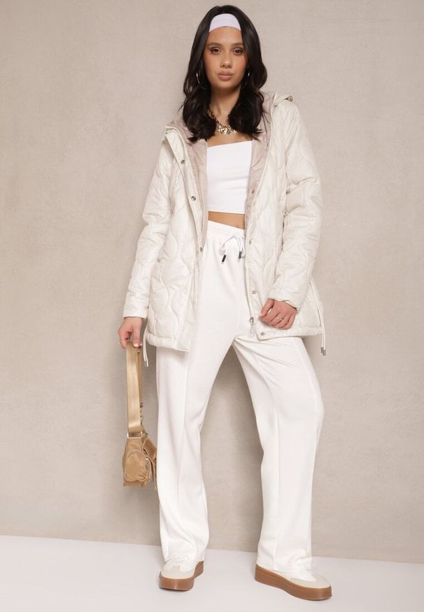 Renee - Jasnobeżowa Pikowana Kurtka z Odpinanym Kapturem Ozdobiona Sznurkami Froledia. Okazja: na co dzień. Kolor: beżowy. Materiał: jeans. Wzór: aplikacja. Styl: elegancki, casual