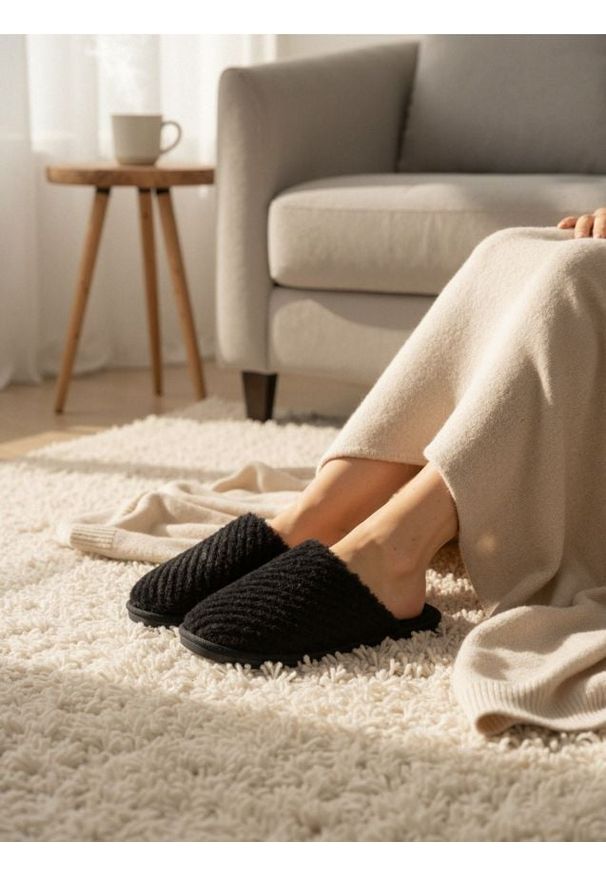 Sinsay - Kapcie ze sztucznym futerkiem - czarny. Kolor: czarny. Materiał: futro