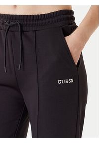 Guess Spodnie dresowe V5YB03 KCX22 Czarny Regular Fit. Kolor: czarny. Materiał: syntetyk