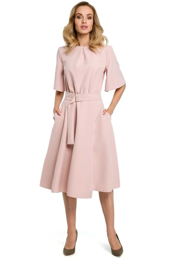 Sukienki.shop - Sukienka elegancka rozkloszowana z paskiem pudrowy róż. Okazja: na spotkanie biznesowe, do pracy, na co dzień, na komunię. Kolor: brązowy, różowy. Materiał: materiał, tkanina, elastan. Wzór: gładki. Typ sukienki: rozkloszowane, proste. Styl: elegancki. Długość: midi