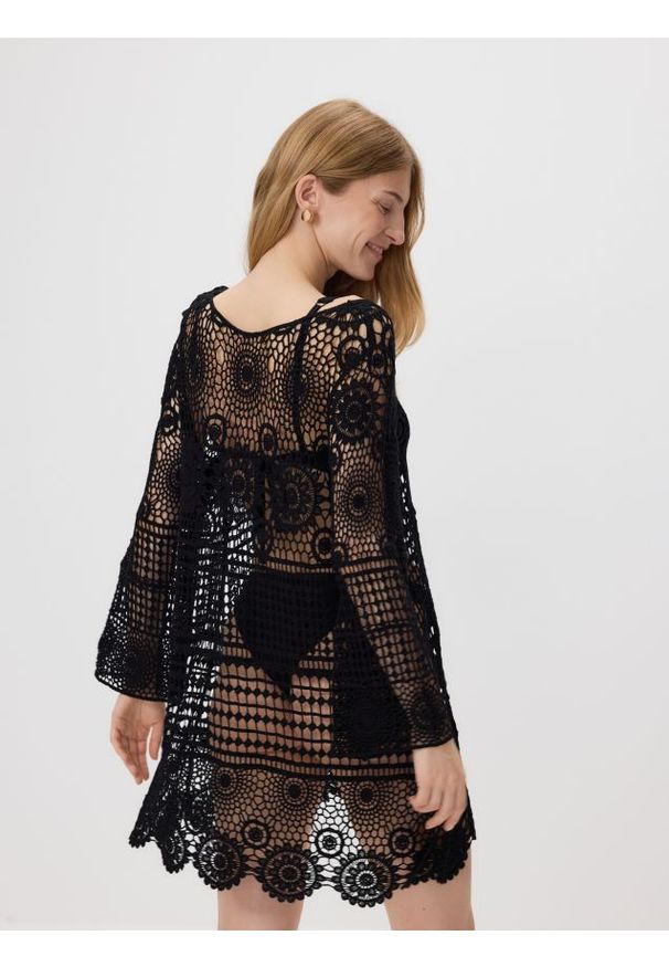 Reserved - Dzianinowa narzutka plażowa - czarny. Okazja: na plażę. Kolor: czarny. Materiał: dzianina