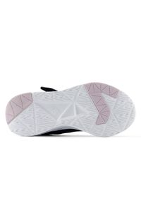 Buty dziecięce New Balance P57823W – czarne. Kolor: czarny. Materiał: guma, syntetyk, materiał. Szerokość cholewki: normalna. Sport: bieganie #3