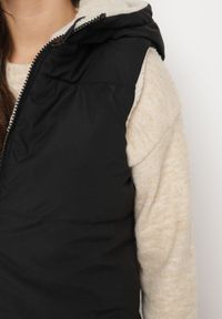 Born2be - Czarna Pikowana Kamizelka Dwustronna z Futerkiem Typu Baranek i Kapturem Lertiala. Okazja: na co dzień. Kolor: czarny. Materiał: futro. Wzór: aplikacja. Styl: casual, elegancki, klasyczny #4