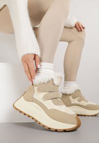 Renee - Beżowe Sneakersy Śniegowce Vices z Futerkiem na Platformie Zapinane na Rzep Nelosena. Okazja: na spacer. Zapięcie: rzepy. Kolor: beżowy. Materiał: futro. Szerokość cholewki: normalna. Sezon: zima. Obcas: na platformie. Sport: turystyka piesza #1