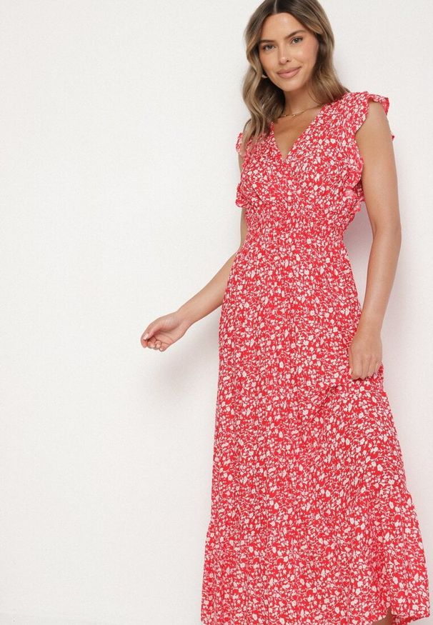 Born2be - Czerwona Sukienka o Rozkloszowanym Kroju z Falbankami w Kwiatowy Wzór Aravisse. Okazja: na co dzień. Typ kołnierza: kołnierz z falbankami. Kolor: czerwony. Wzór: kwiaty. Styl: elegancki, casual