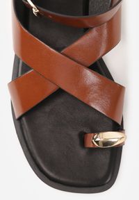 Renee - Brązowe Sandały w Stylu Japonek Ozdobione Metaliczną Aplikacją Carover. Okazja: na co dzień. Zapięcie: pasek. Kolor: brązowy. Wzór: aplikacja. Styl: casual, elegancki #2