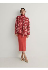 Reserved - Dzianinowa sukienka midi - koralowy. Kolor: pomarańczowy. Materiał: dzianina. Długość: midi