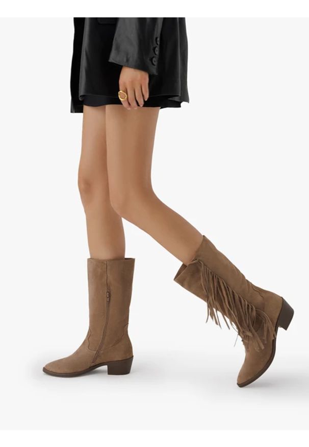 Ryłko - Piaskowe kozaki boho z frędzlami. Zapięcie: zamek. Kolor: beżowy. Materiał: welur, skóra. Szerokość cholewki: normalna. Obcas: na obcasie. Styl: boho. Wysokość obcasa: średni