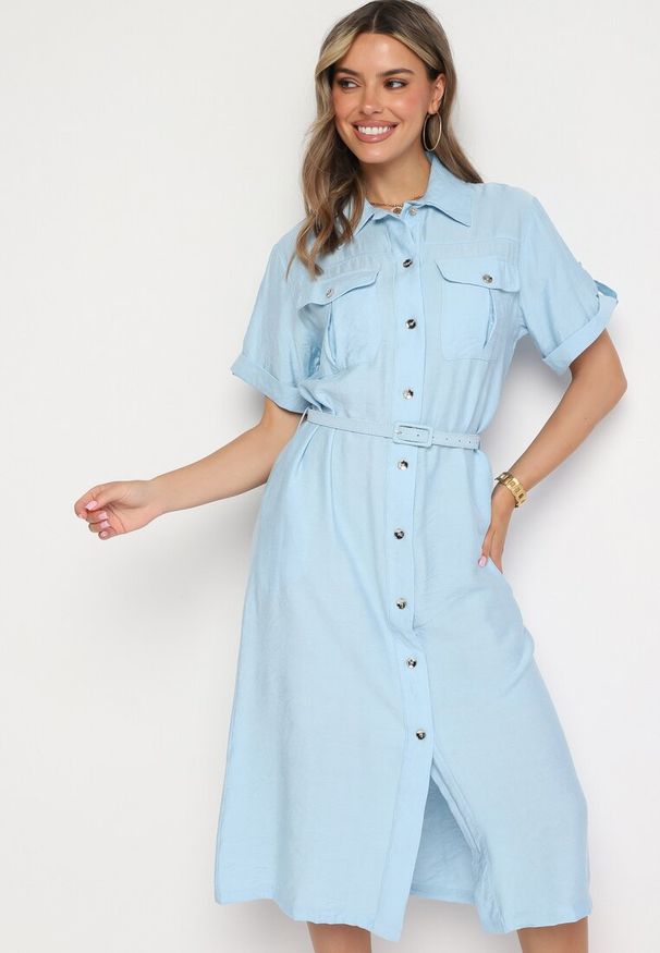 Born2be - Niebieska Wiskozowa Sukienka o Koszulowym Kroju z Paskiem Nelavyn. Okazja: do pracy, na co dzień. Kolor: niebieski. Materiał: wiskoza. Długość rękawa: krótki rękaw. Typ sukienki: koszulowe. Styl: casual, elegancki