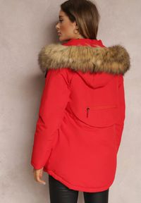 Renee - Czerwona Kurtka Parka z Odpinanym Kapturem i Futerkiem Veazee. Okazja: na co dzień. Kolor: czerwony. Materiał: futro. Sezon: zima. Styl: klasyczny, casual, elegancki