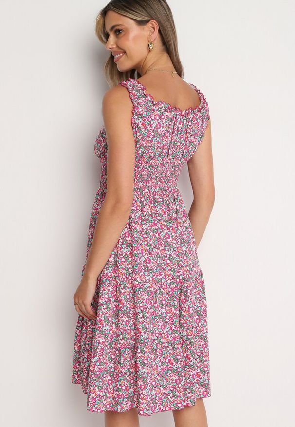 Born2be - Różowa Rozkloszowana Sukienka z Bawełny Wykończona Gumką w Talii Nelaris. Okazja: na randkę, na imprezę. Typ kołnierza: dekolt hiszpanka. Kolor: różowy. Materiał: bawełna. Długość rękawa: na ramiączkach. Styl: boho