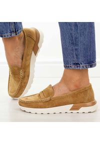 Camelowe skórzane mokasyny damskie Filippo Dp7528/26. Okazja: na co dzień. Nosek buta: okrągły. Materiał: skóra, zamsz. Szerokość cholewki: normalna. Sezon: wiosna, lato, jesień. Styl: casual, klasyczny, elegancki #1