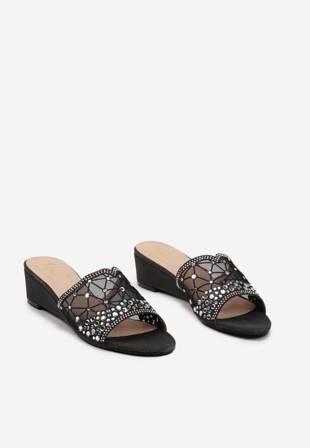 Renee - Czarne Klapki z Cyrkoniami na Niskiej Koturnie Ellahope. Okazja: na spacer. Nosek buta: otwarty. Kolor: czarny. Materiał: jeans. Sezon: lato. Obcas: na koturnie. Styl: elegancki