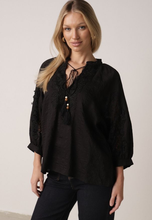 Born2be - Czarna Rustykalna Bluzka z Tencelu Ozdobiona Wiązaniem Koronką i Koralikami Sachi. Okazja: na co dzień. Kolor: czarny. Materiał: koronka. Długość rękawa: długi rękaw. Długość: długie. Wzór: aplikacja, koronka. Styl: casual