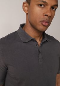 Born2be - Ciemnoszara Gładka Koszulka Polo o Klasycznym Kroju Sinopea. Okazja: na co dzień, do pracy, na spotkanie biznesowe. Typ kołnierza: polo. Kolor: szary. Materiał: jeans. Wzór: gładki. Styl: klasyczny #4