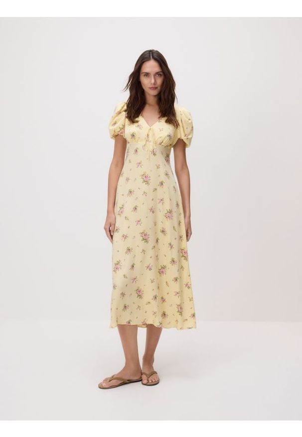 Reserved - Sukienka w kwiaty - jasnożółty. Kolor: żółty. Materiał: wiskoza, tkanina. Wzór: kwiaty. Typ sukienki: proste