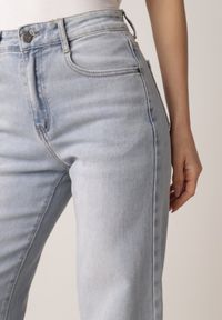 Born2be - Jasnoniebieskie Szerokie Jeansy z Bawełną o Prostym Kroju z Wysokim Stanem Miovera. Okazja: na co dzień. Stan: podwyższony. Kolor: niebieski. Wzór: koronka. Styl: casual, klasyczny, elegancki #7