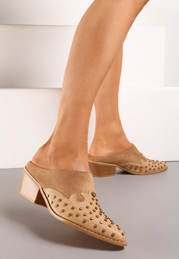Born2be - Brązowe Klapki Mule na Stożku Stylizowane na Kowbojki z Nitami Lakedia. Okazja: na co dzień. Nosek buta: szpiczasty. Kolor: brązowy. Materiał: jedwab, jeans. Obcas: na stożku. Styl: wizytowy, elegancki, casual