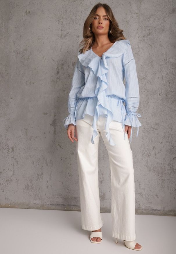 Renee - Niebieska Eteryczna Bluzka z Bawełny Zdobiona Falbankami i Ściągaczem w Pasie Cezarelle. Okazja: na randkę. Typ kołnierza: kołnierz z falbankami. Kolor: niebieski. Materiał: bawełna. Wzór: aplikacja